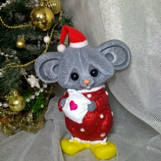 Фигура "Мышка Соня новогодняя в красном"
