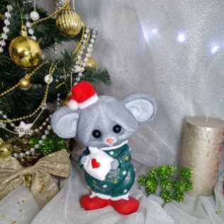 Фигура "Мышка Соня новогодняя в зеленом"