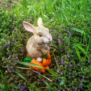 Садовая фигура "Кролик Мини на морковке"