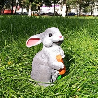 Садовая фигура «Заяц с морковью»